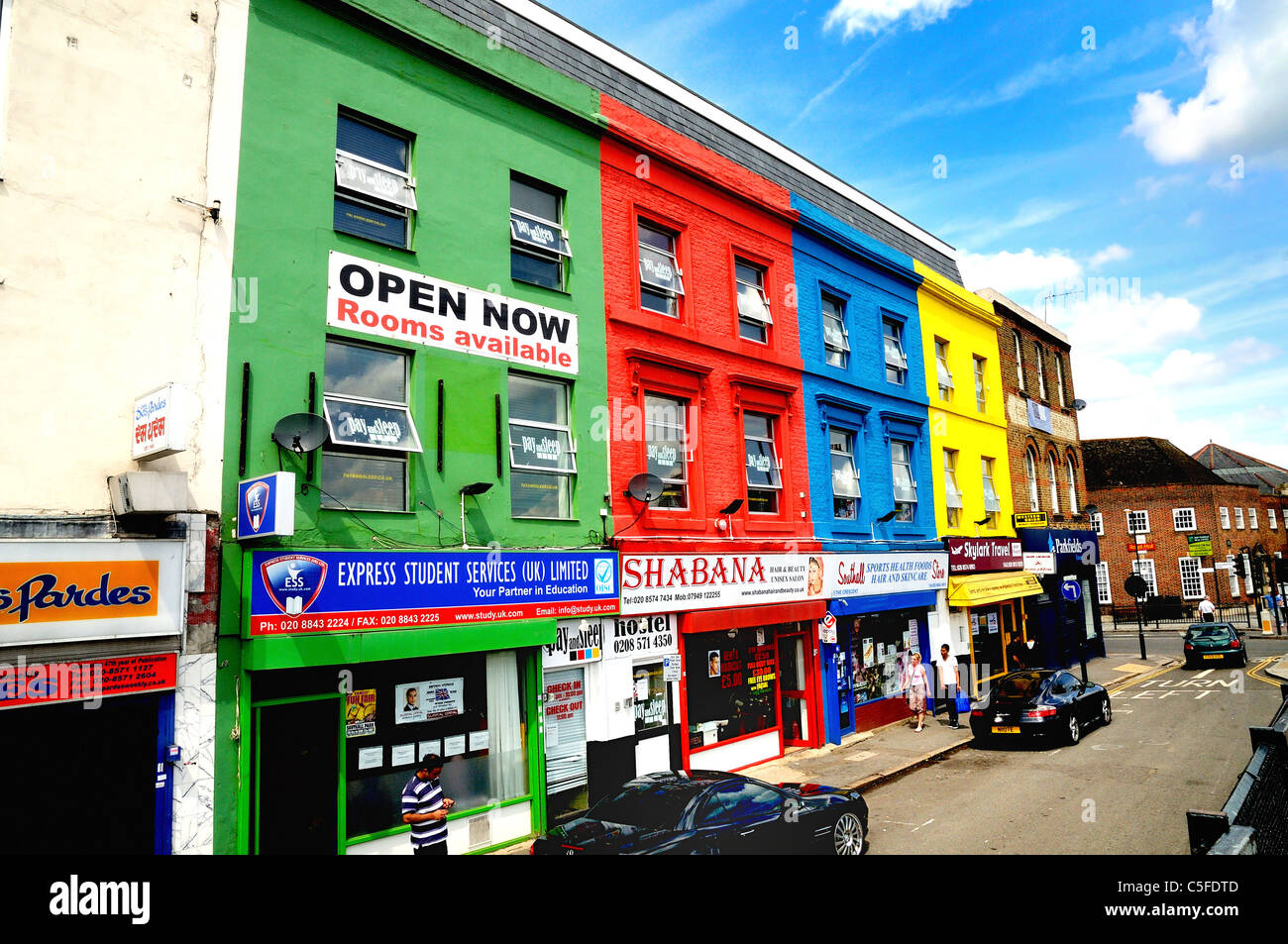 Gli edifici colorati a Southall West London REGNO UNITO Foto Stock