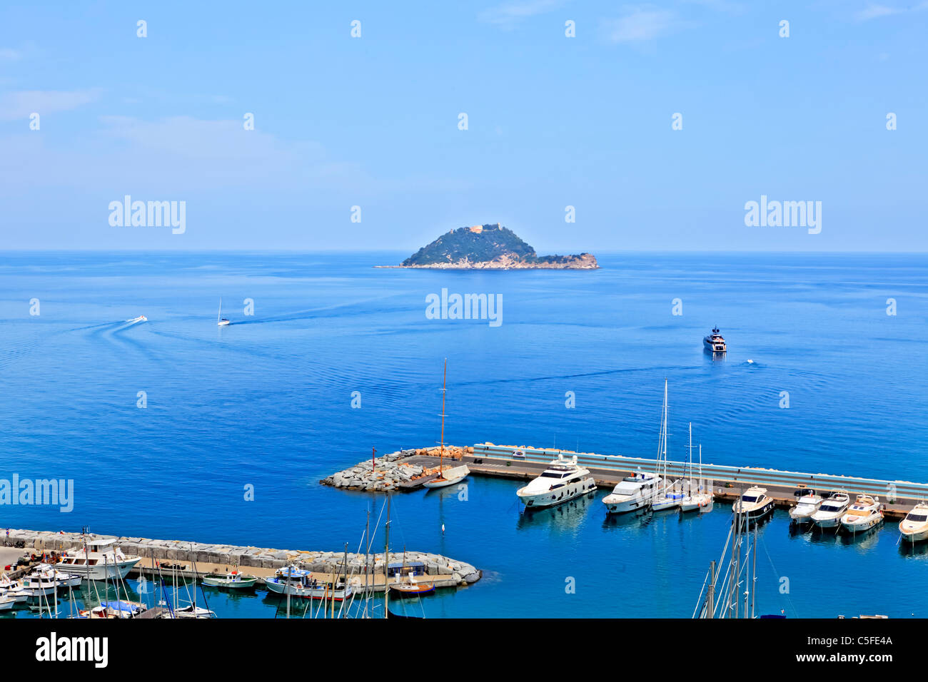 Vista dell'isola Gallinara, che è una riserva naturale di mare gabbiani Foto Stock