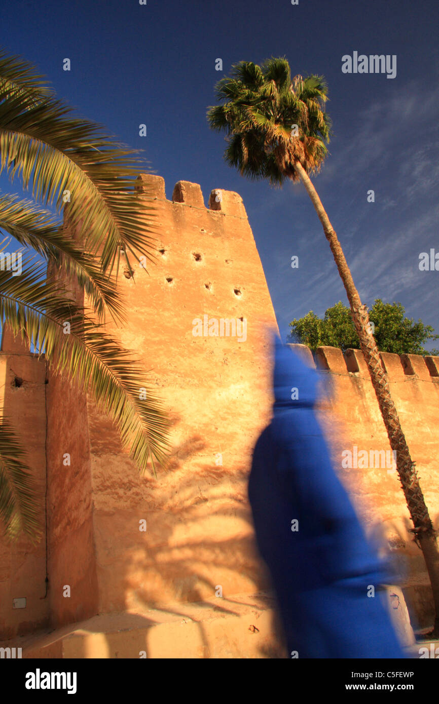 Persona che indossa raditional jellabah marocchino passe da Taroudant le mura cittadine, Taroudant, Sous Valley, Marocco, Africa del Nord Foto Stock