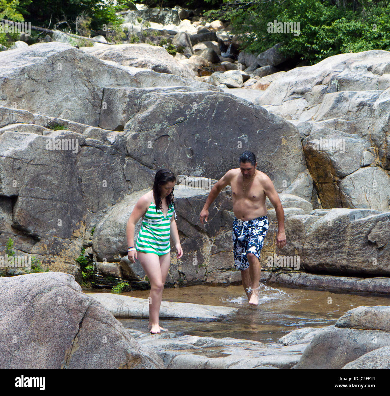 Padre e figlia a piedi in un fiume Gorge. Foto Stock