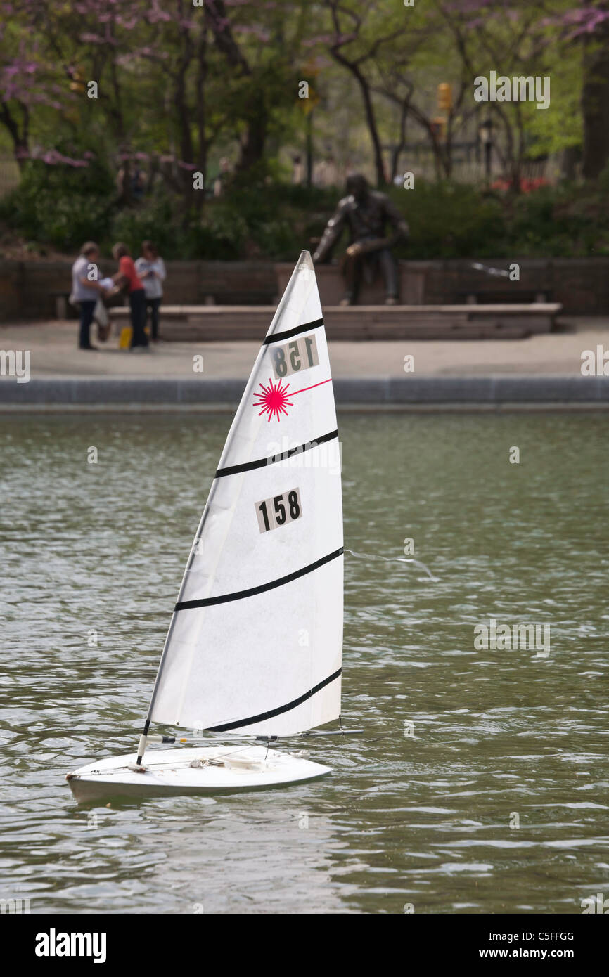 Telecomando in barca a vela, Conservatorio acqua nel Central Park di New York City Foto Stock