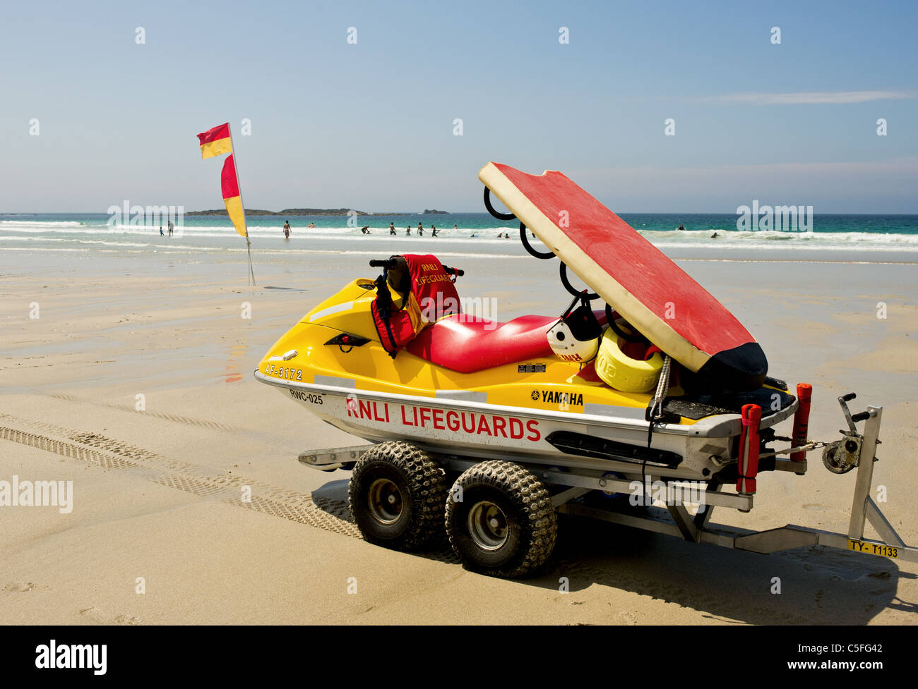 Un RNLI jet ski su un rimorchio a Sennen in Cornovaglia. Foto Stock