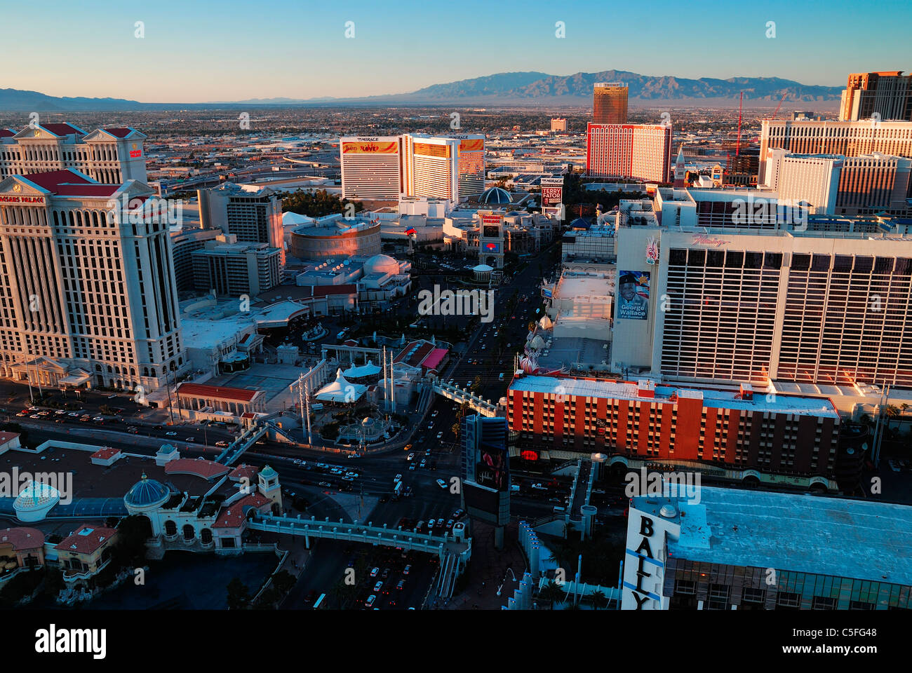 Las Vegas Strip al tramonto. Visto dalla parte superiore della torre Eiffel Hotel. Foto Stock