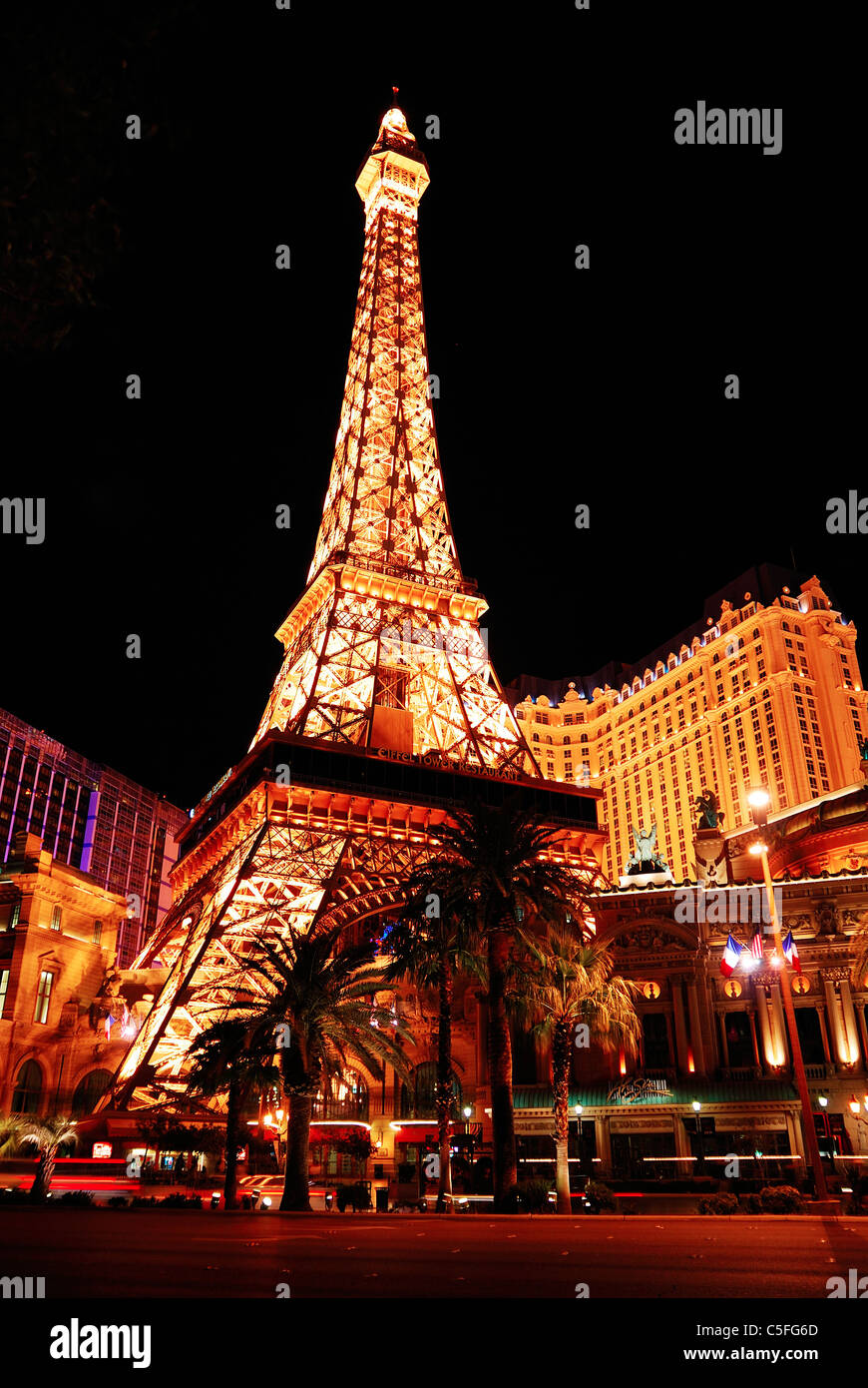 Parigi Hotel e Casino di notte con la torre Eiffel sulla Strip di Las Vegas Foto Stock