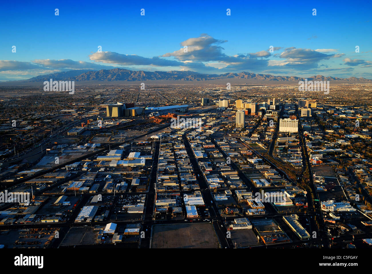 Las Vegas Strip vista aerea con alberghi e montagna Foto Stock