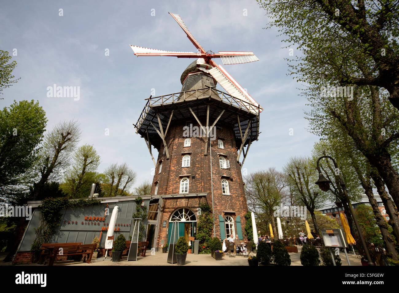 Il mulino a vento a city ring nel muro della libera città anseatica di Brema, Germania Foto Stock