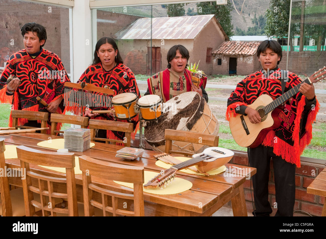 Un gruppo di quattro musicisti intrattenimento presso un ristorante di Sicuani, Perù, Sud America. Foto Stock