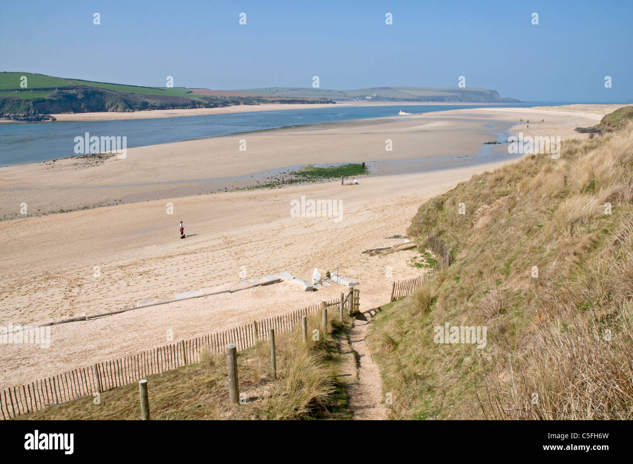 Ampia distesa di spiaggia di sabbia sotto le dune sul lato est del cammello estuario vicino al Rock, North Cornwall Foto Stock