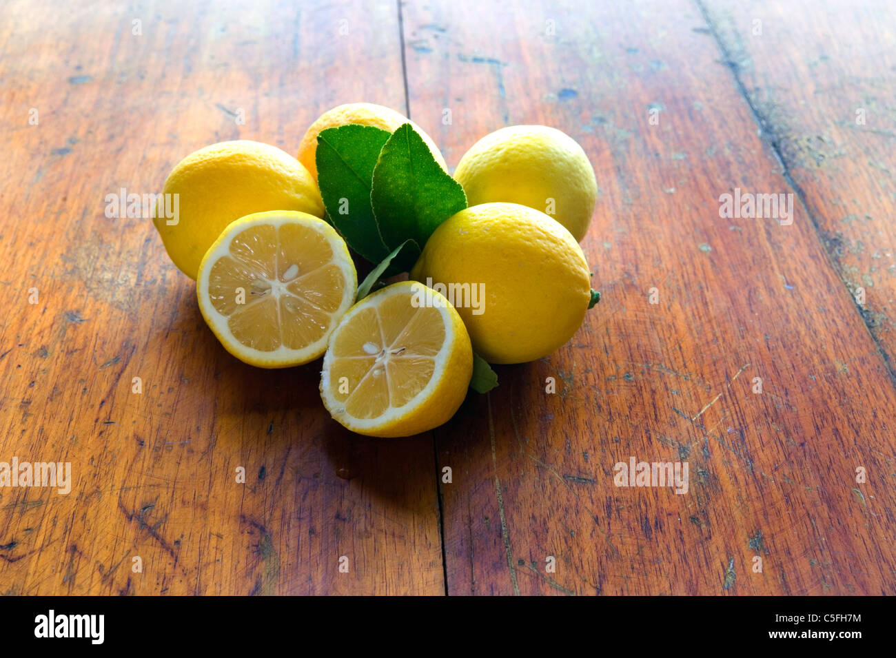 I limoni sul vecchio tavolo in alto Foto Stock