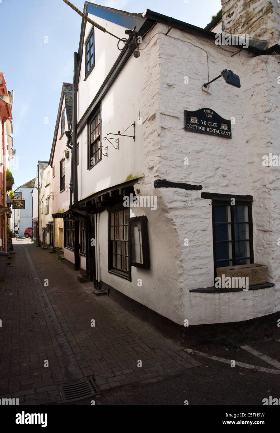 Un colpo verticale di una vecchia casa nei vicoli di Looe, Cornwall Foto Stock