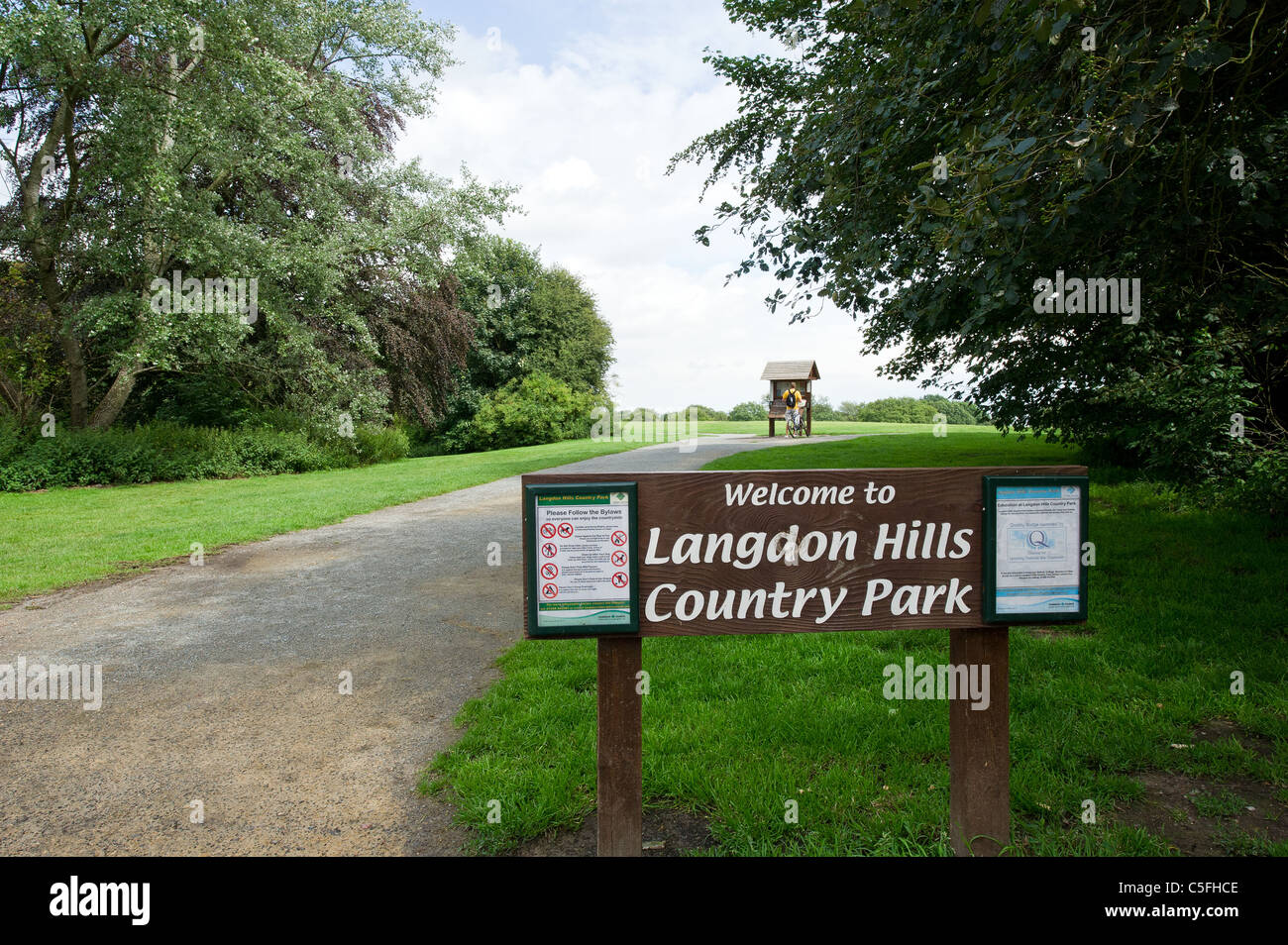 Un cartello di benvenuto all'entrata del Langdon Hills Country Park in Essex. Foto Stock