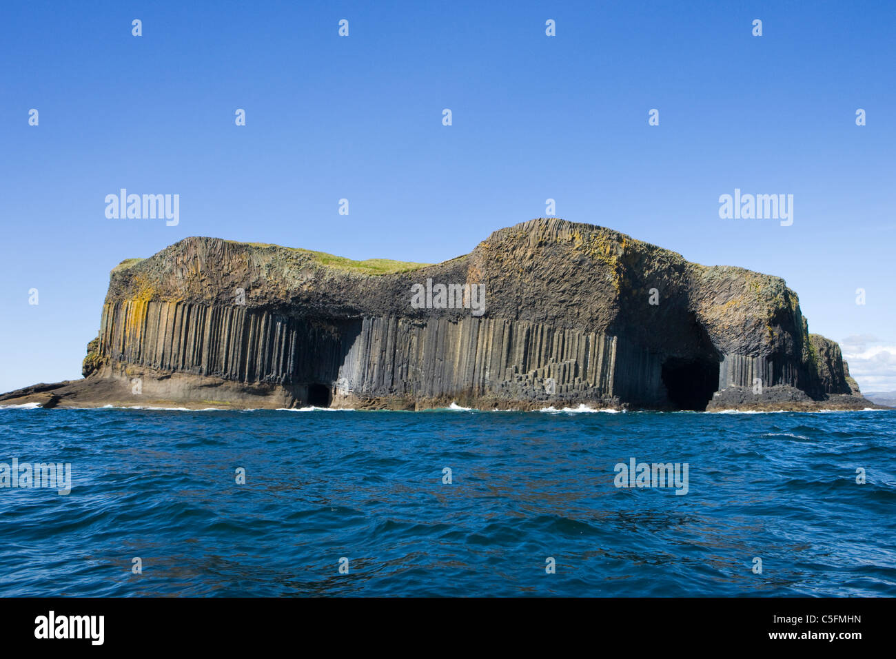 Staffa, Fingal's Cave sulla destra, grotta in barca sulla sinistra. La Scozia, Regno Unito. Foto Stock