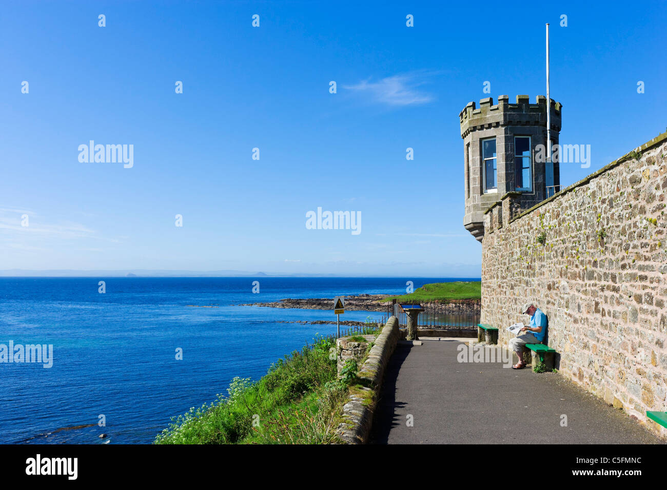 Vista sul Firth of Forth dalla Fife sentiero costiero nel villaggio di pescatori di Crail, East Neuk, Fife, Scozia, Regno Unito Foto Stock