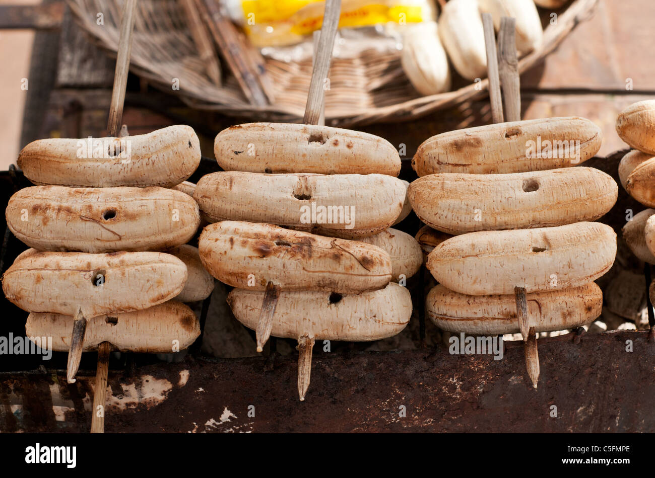 Banane alla griglia su spiedini, cibo di strada in Siem Reap, Cambogia Foto Stock