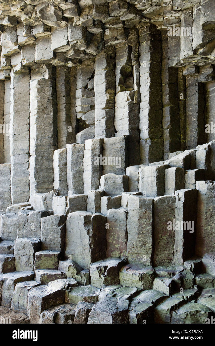 Colonne di basalto all'interno di Fingal's Cave, staffa, Scotland, Regno Unito Foto Stock