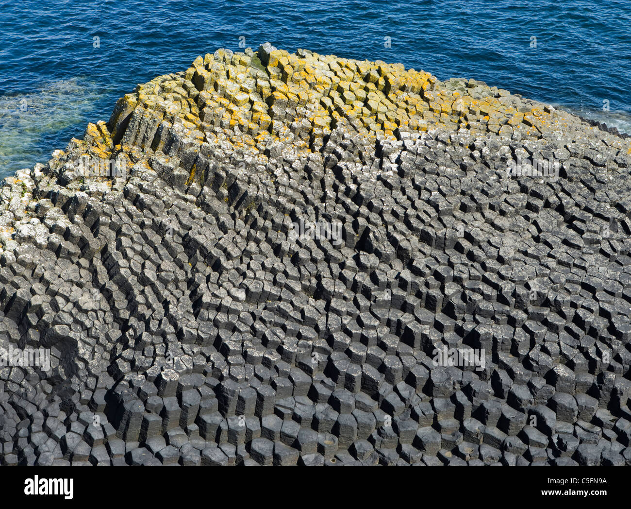 Staffa. Colonne di basalto sul piccolo isolotto Am Buachaille. Argyll, Scotland, Regno Unito. Foto Stock