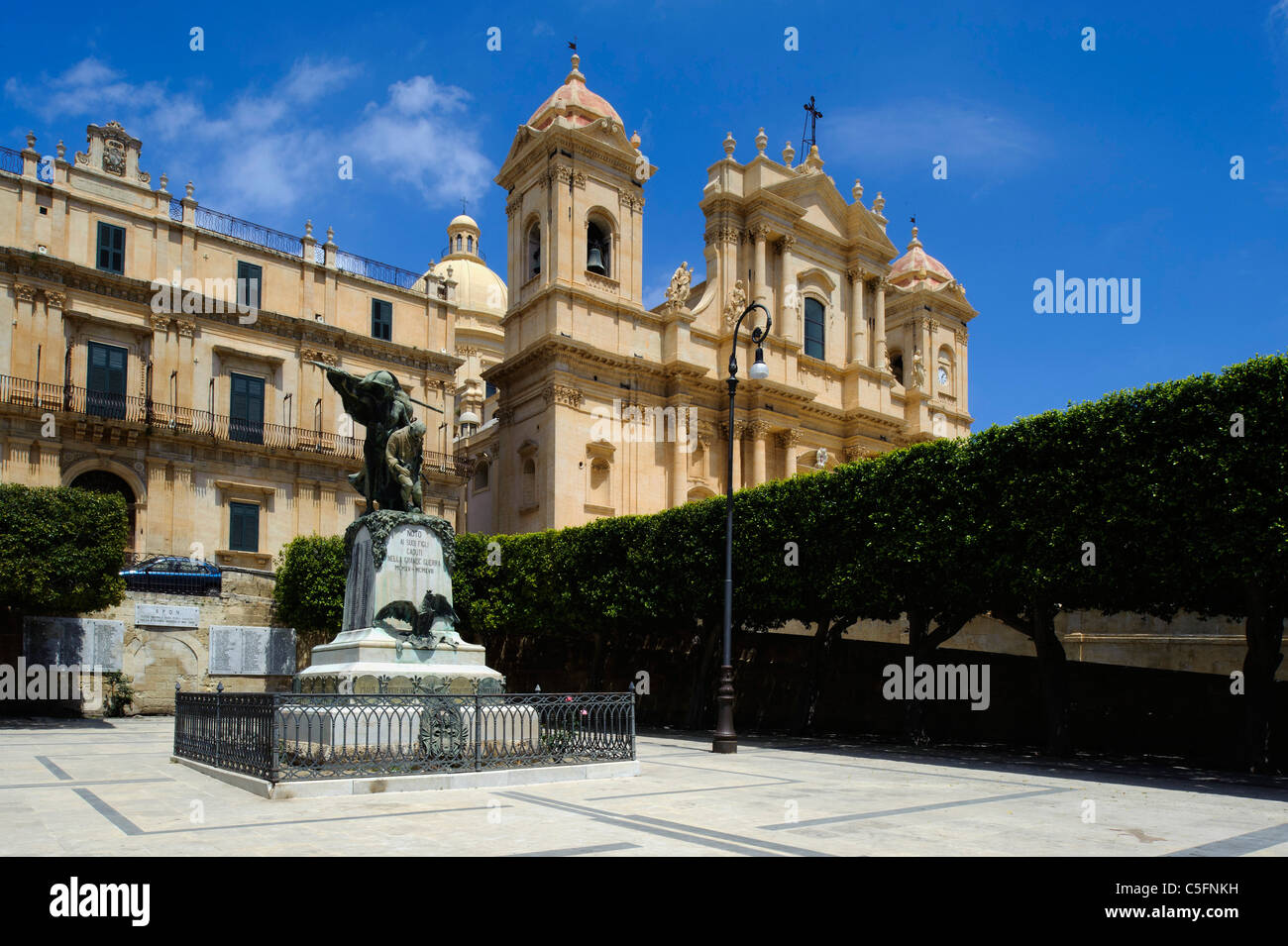 Dom e Palazzo Landolina di Noto, Sicilia, Italia Foto Stock