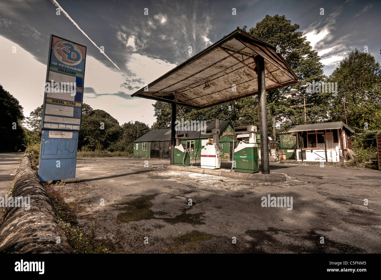 Una in disuso ed abbandonati stazione di benzina, mostrando segni di abbandono. Foto Stock