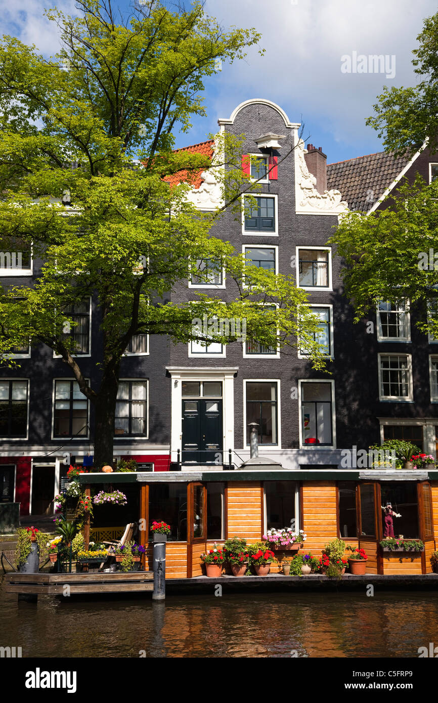 Casa Tradizionale barca sul canal a Princen Gracht, con case tradizionali dietro, Amsterdam Foto Stock