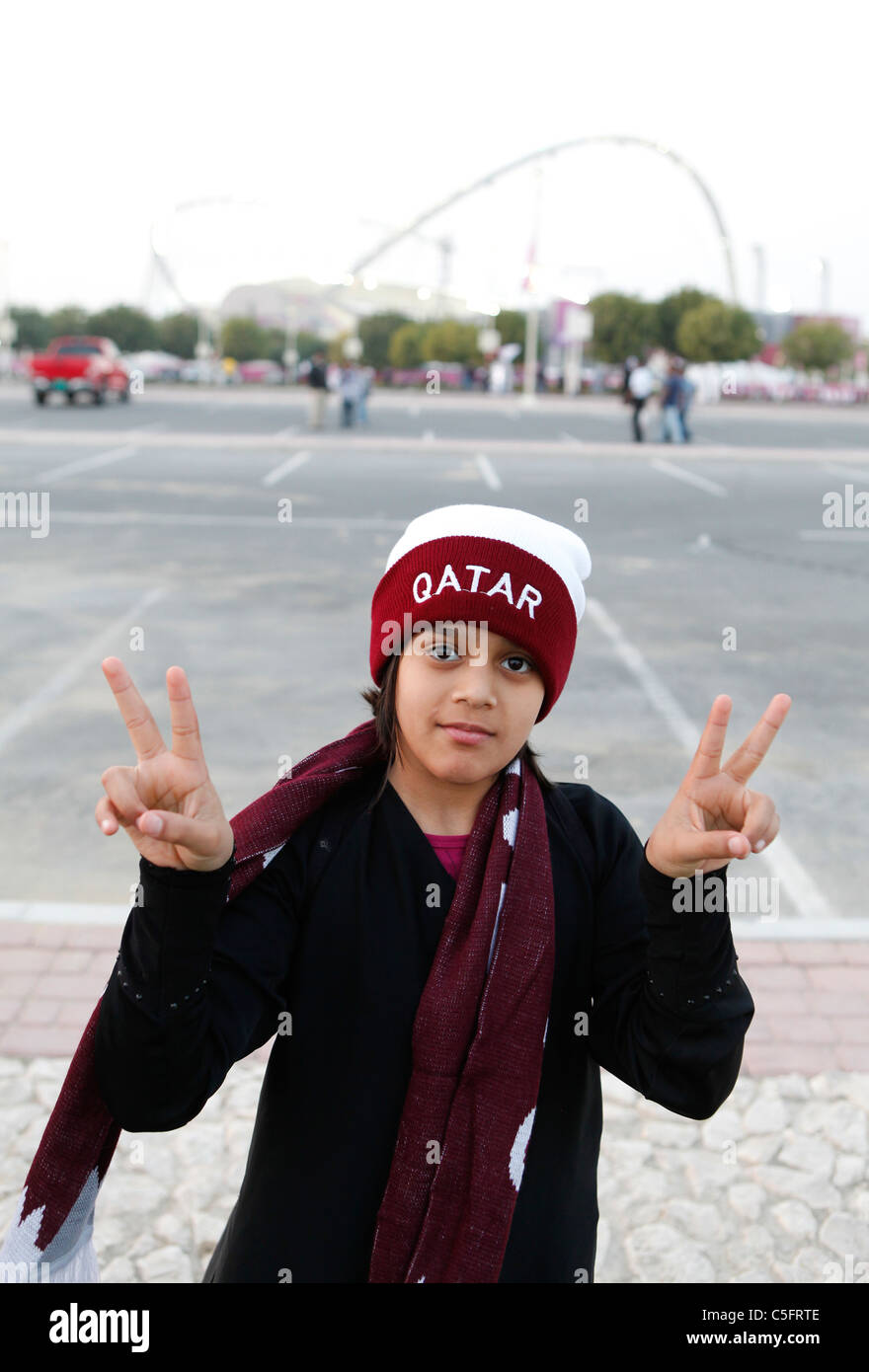 Qatar giovane tifoso di calcio sul suo modo Al Khalifa International Stadium Foto Stock