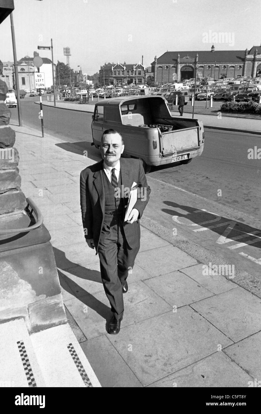 MP conservatore Enoch Powell di consegnare la sua candidatura per le elezioni del 1964 in Wolverhampton 28/9/64 Foto Stock