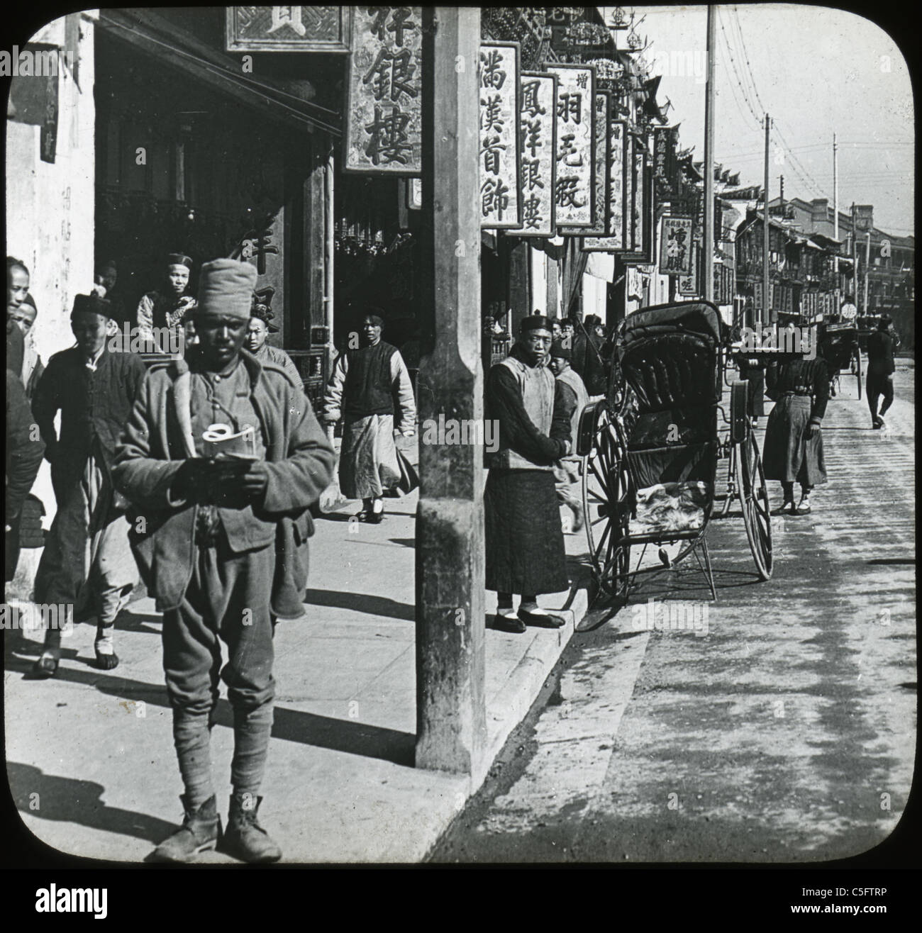 Circa 1910 magic lantern slide, 'Native bazar in via principale di Shanghai in Cina". Foto Stock