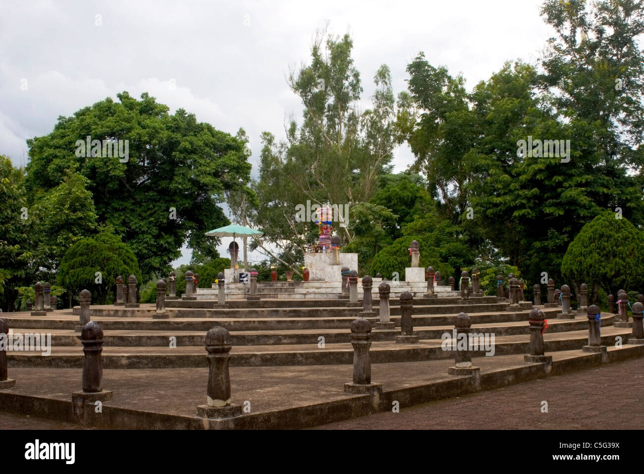 Oggetti buddista formano un altare esterno display a un tempio nel nord della Thailandia. Foto Stock