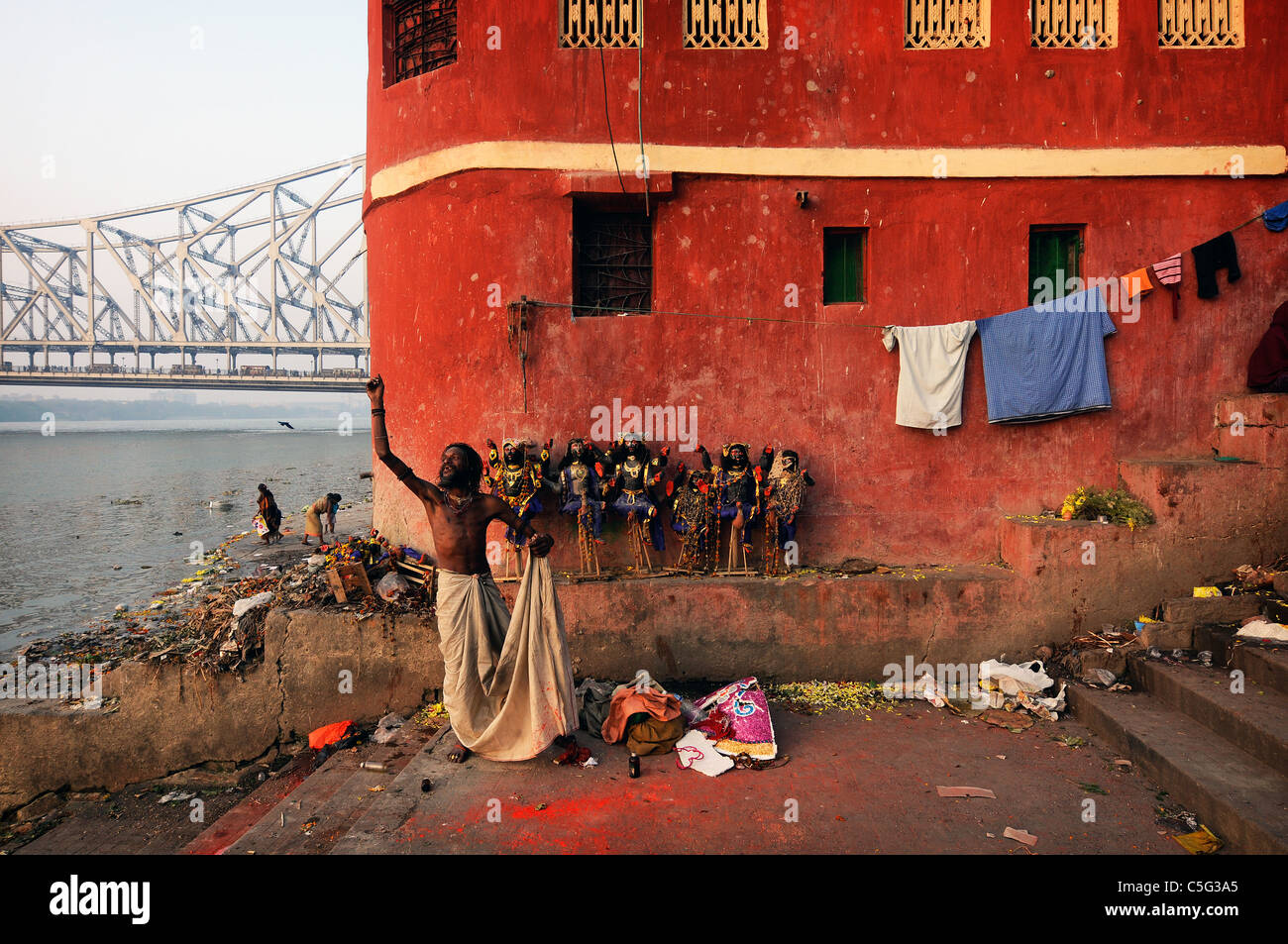 Di scena sul Fiume Hooghly in Kolkata Foto Stock