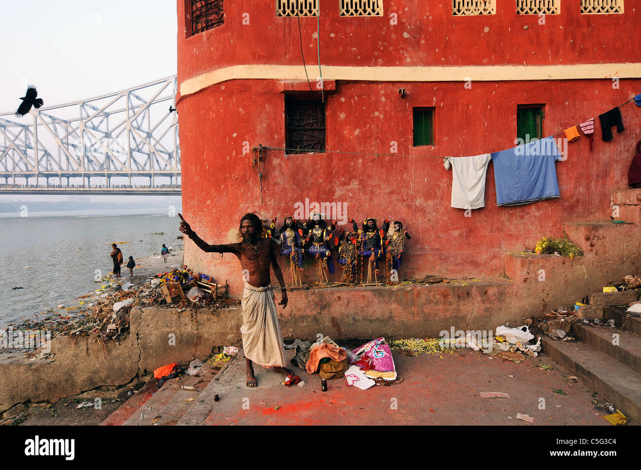 Di scena sul Fiume Hooghly in Kolkata Foto Stock
