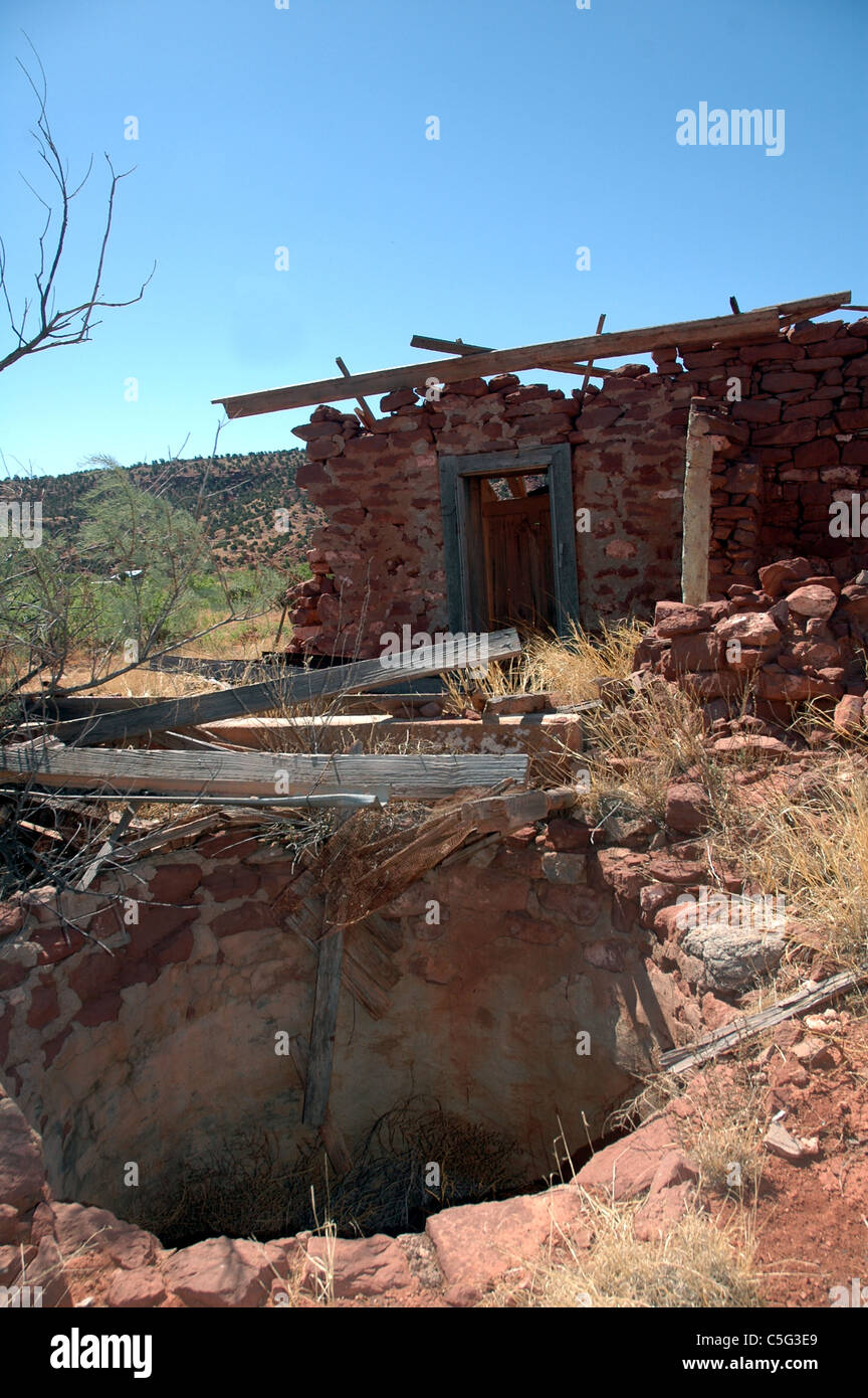 Un secco e si siede di fronte a uno sbriciolamento agriturismo nella città fantasma di Cuervo New Mexico Foto Stock