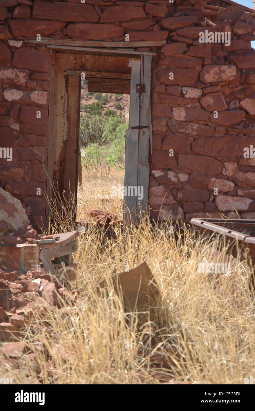 Un antico casale si trova in un avanzato stato di decadenza in Cuervo, Nuovo Messico. Foto Stock