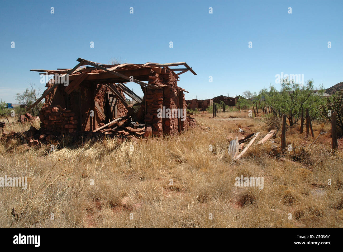 Un guscio di una farm house si trova in un avanzato stato di carie nella sezione abbandonate del Cuervo, Nuovo Messico. Foto Stock