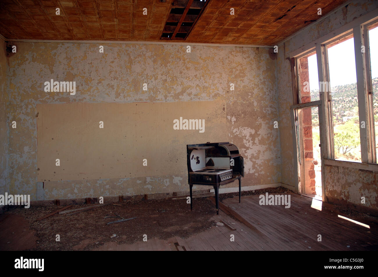 Una vecchia stufa si siede in una scuola abbandonata in casa Cuervo, Nuovo Messico. Foto Stock