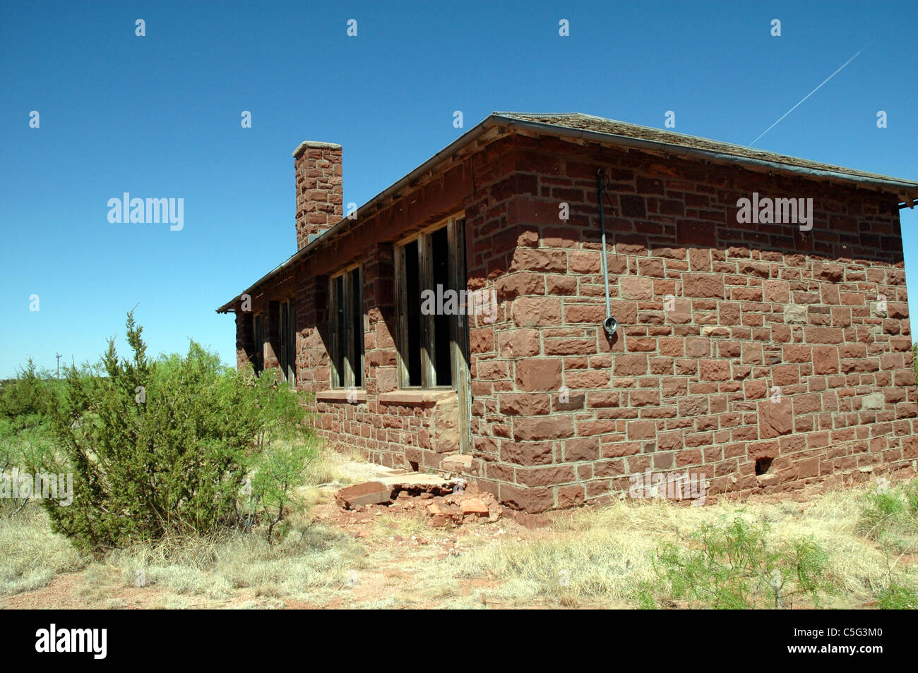 Grazie alla sua facciata di roccia, una scuola abbandonata house è uno dei meno decaduta a edifici in Cuervo, Nuovo Messico Foto Stock