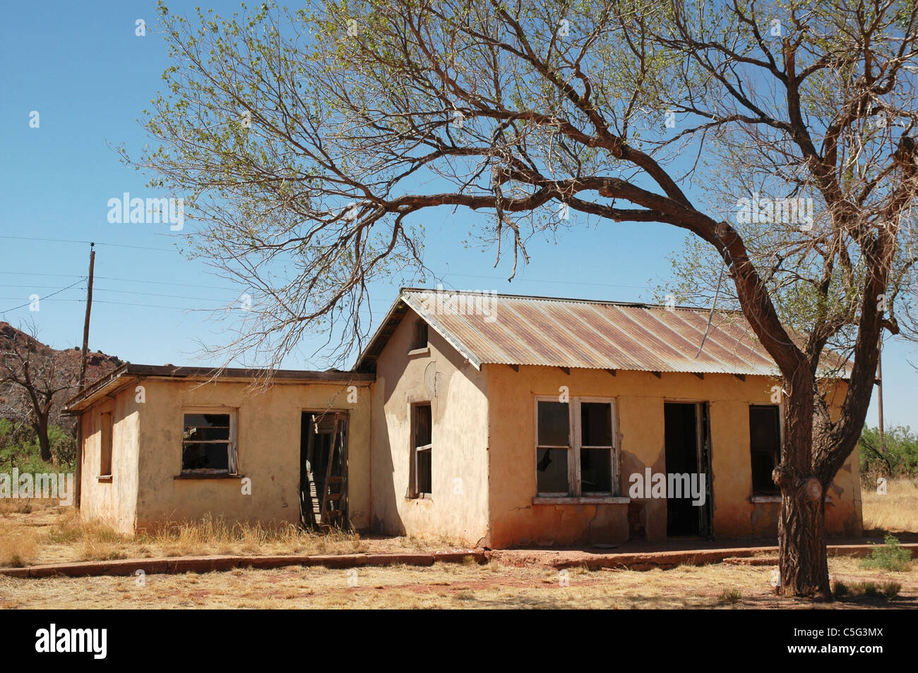 Un abbandonato di bellezza conserva ancora oggi la maggior parte di esso è la facciata in stucco in Cuervo, Nuovo Messico Foto Stock