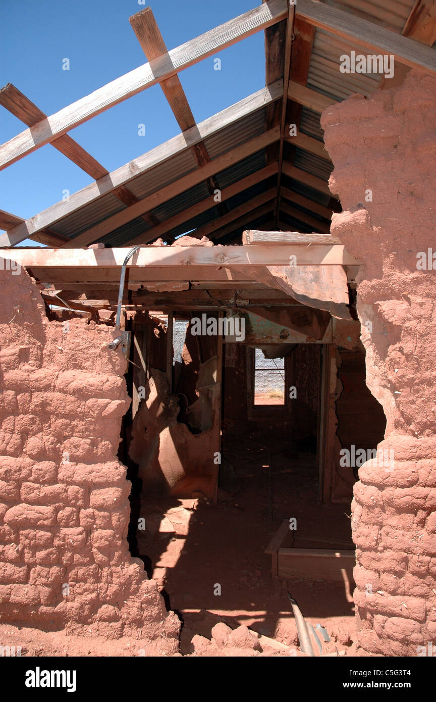 Un mattone di fango agriturismo si siede in un avanzato stato di decadenza in Cuervo New Mexico. Foto Stock