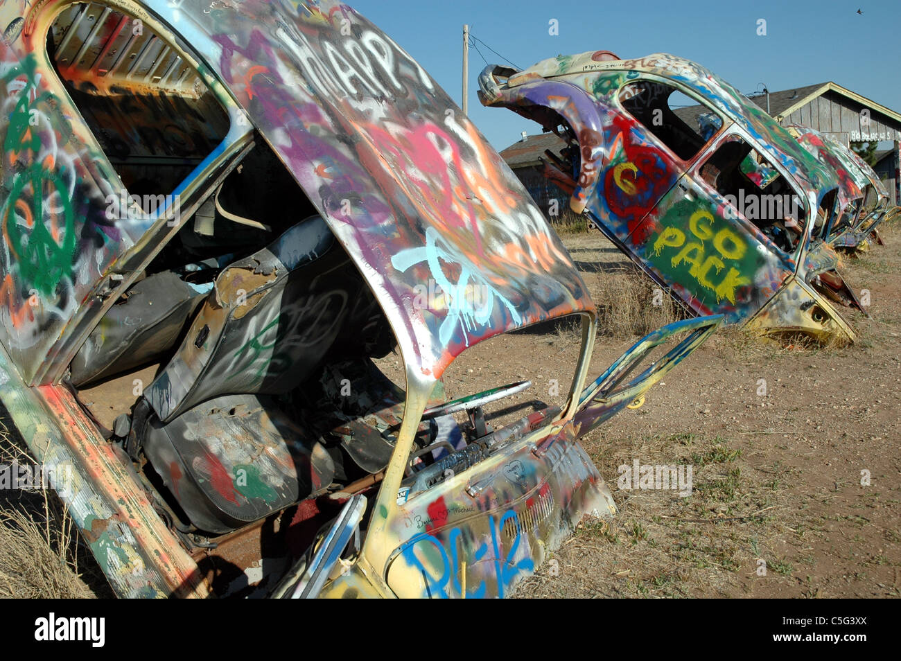 Una ventola imballatori lasciato il suo segno presso la "VW Bug Slug Ranch' in Conway, Texas al di fuori di Amarillo. Foto Stock