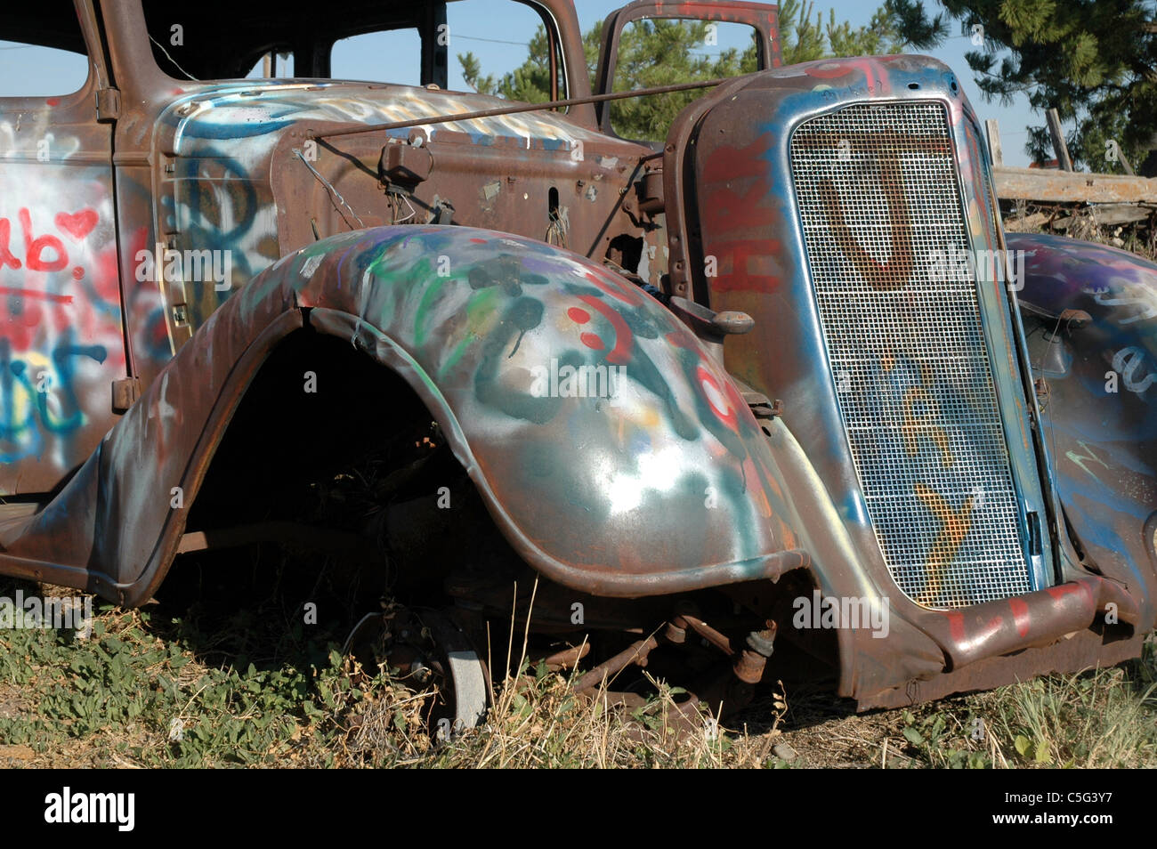 La parte anteriore di un 1933 Ford Coupe è un bersaglio per atti di vandalismo da parte di persone che pilotano il passato. La vettura si trova lungo la route 66 vicino a Amarillo. Foto Stock