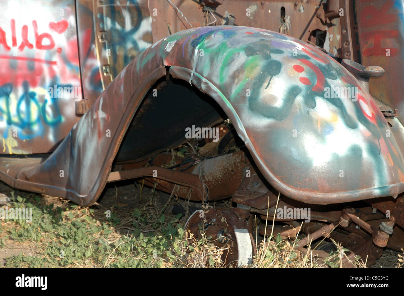 Il parafango di un 1933 Ford Coupe è un bersaglio per atti di vandalismo da parte di persone che pilotano il passato. La vettura si trova lungo la route 66 vicino a Amarillo. Foto Stock