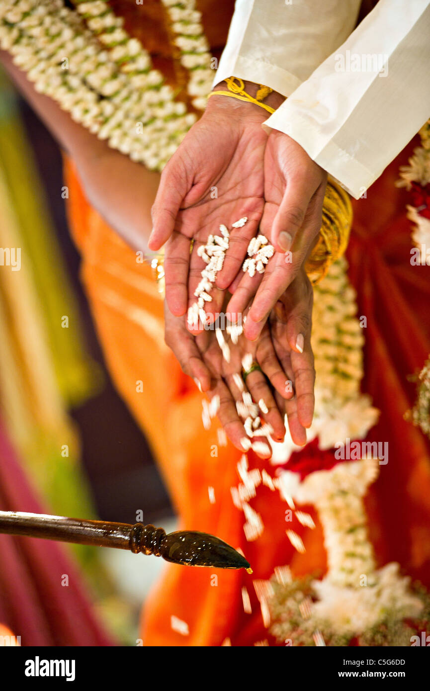 Indiano indù cerimonia di matrimonio in un tempio Foto Stock