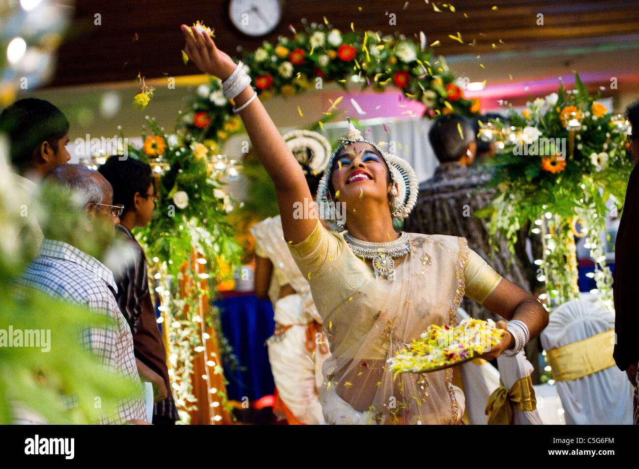 Ballerini a un Indiano ricevimento di nozze Foto Stock