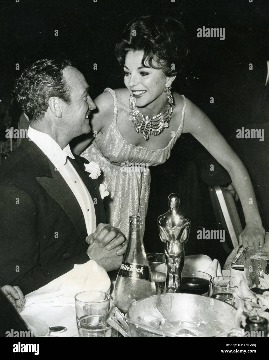 JOAN COLLINS con David Niven al 1958 quando ha vinto il migliore attore per "separato tabelle'. Foto Nate Cutler Foto Stock