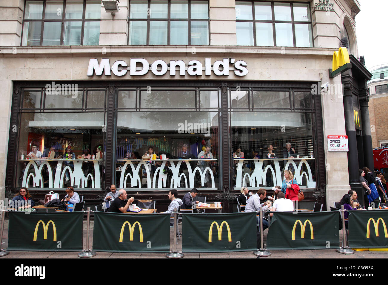 Un ristorante McDonald's in tribunale svizzero, London, England, Regno Unito Foto Stock