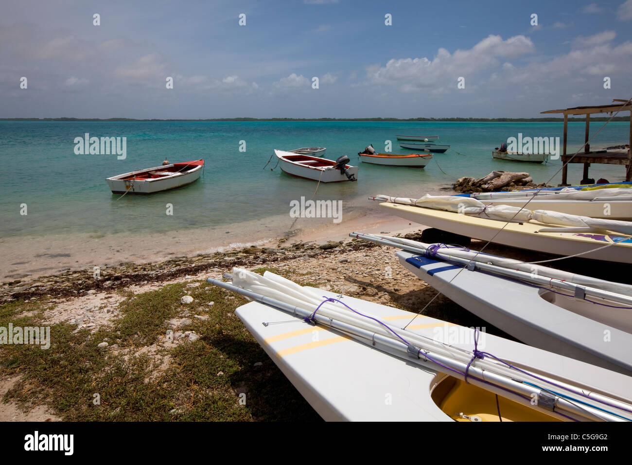 Paesaggio con barche a Lac Bay a Bonaire, un'isola caraibica parte delle Antille olandesi. Foto V.D. Foto Stock