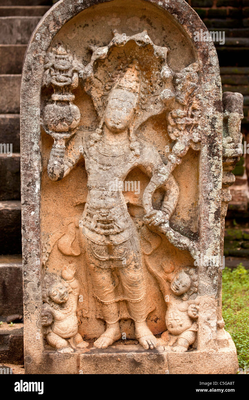 Custodisce statua all'ingresso di un tempio in rovine della ex residenza reale Polonnaruwa, Sito del Patrimonio Mondiale, Sri Lanka Foto Stock