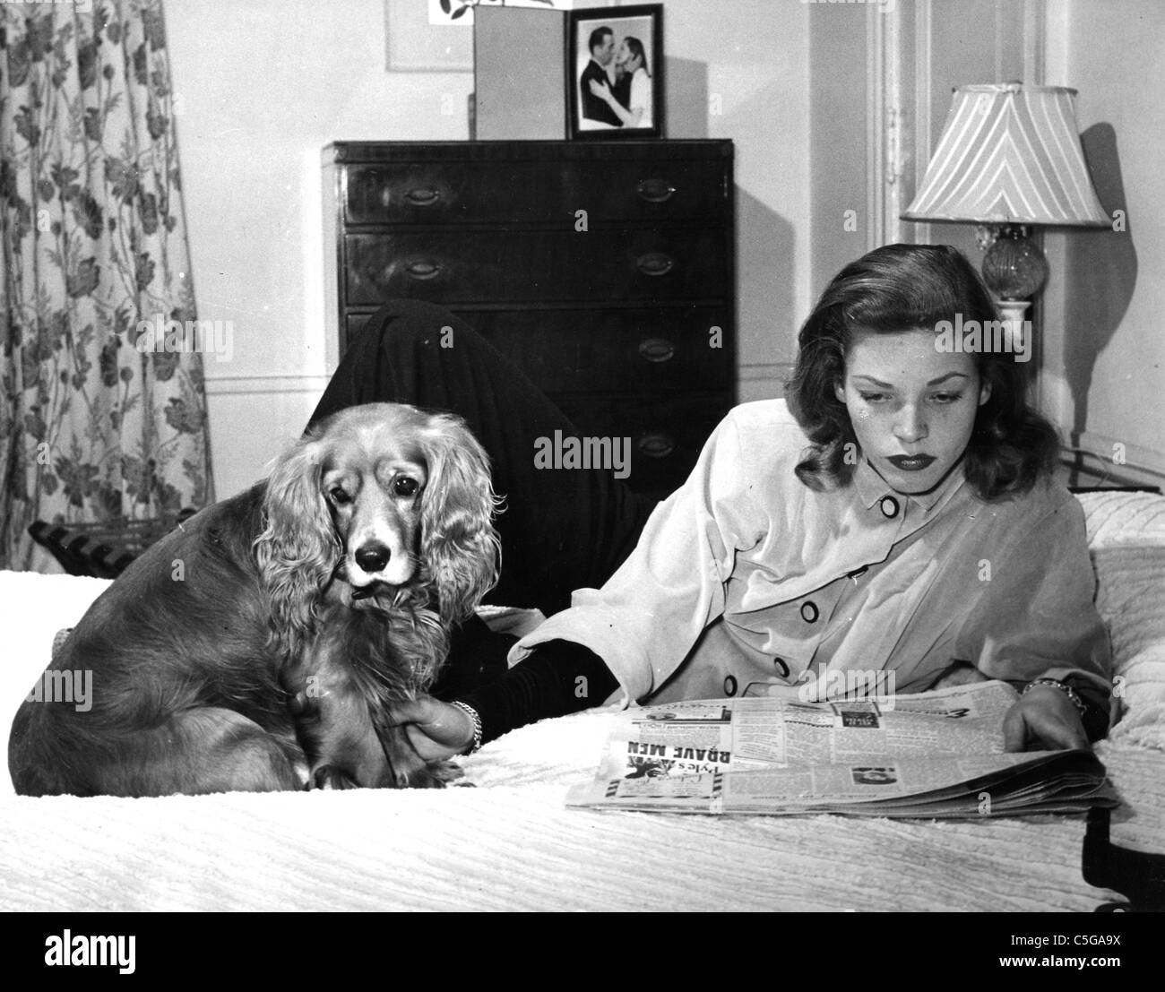 LAUREN BACALL US attrice cinematografica nel 1944. Nota foto sul comò da avere e non hanno con Humphrey Bogart Foto Stock