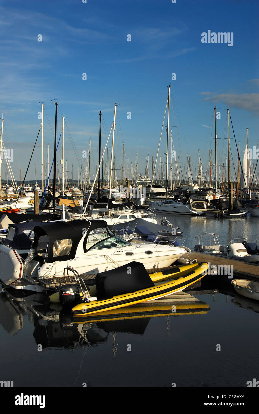 Barche ormeggiate a Lymington marina Hampshire REGNO UNITO. Luglio 2011 Foto Stock