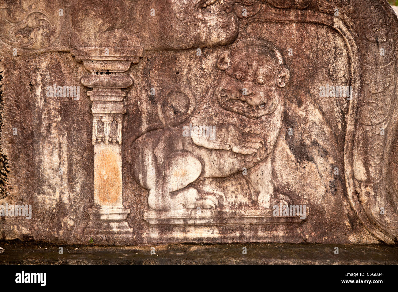 Rilievo con animale favoloso, Polonnaruwa, Sito Patrimonio Mondiale dell'UNESCO, Sri Lanka, Asia Foto Stock