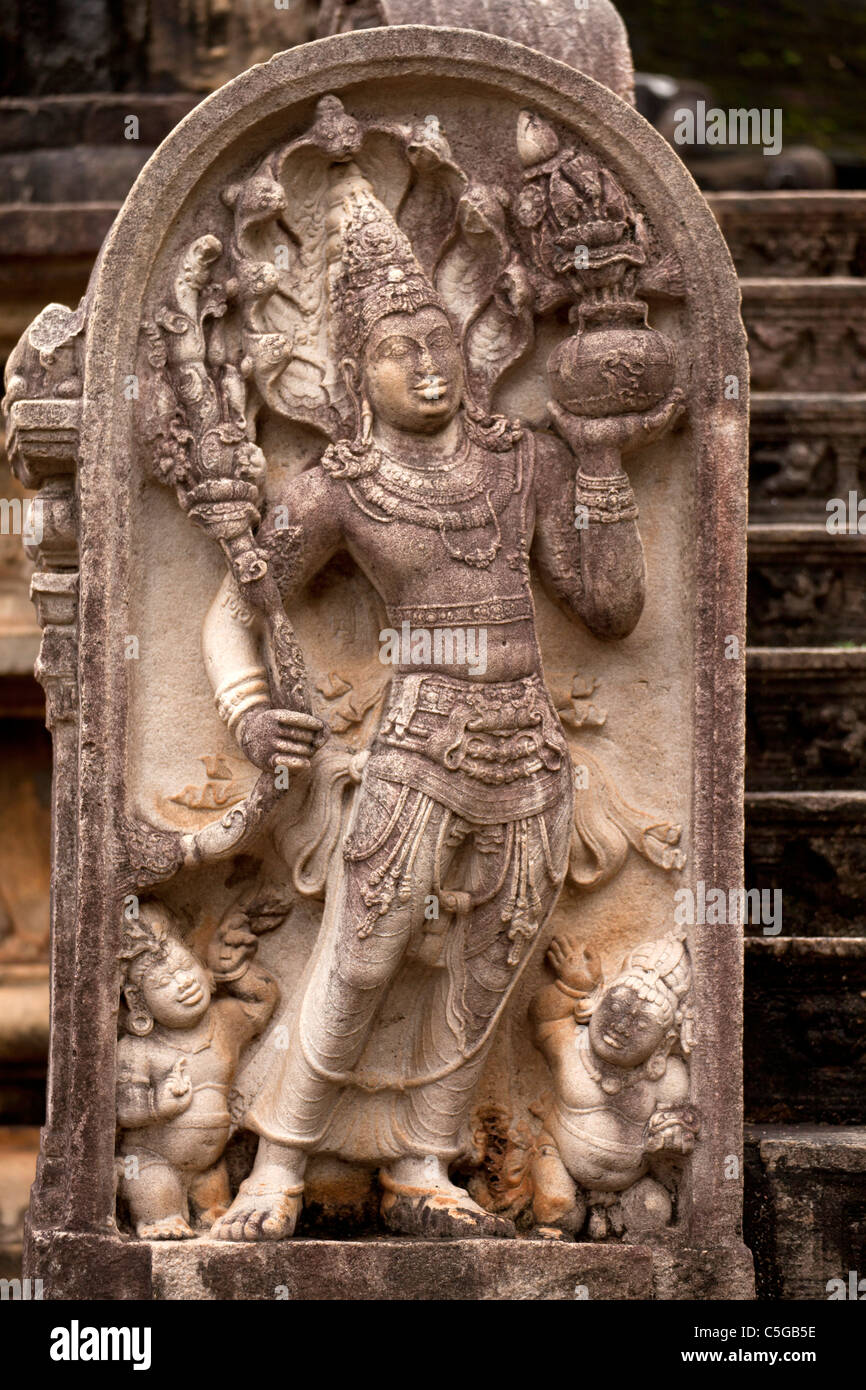 Custodisce statua all'ingresso di un tempio in rovine della ex residenza reale Polonnaruwa, Sito del Patrimonio Mondiale, Sri Lanka, Foto Stock