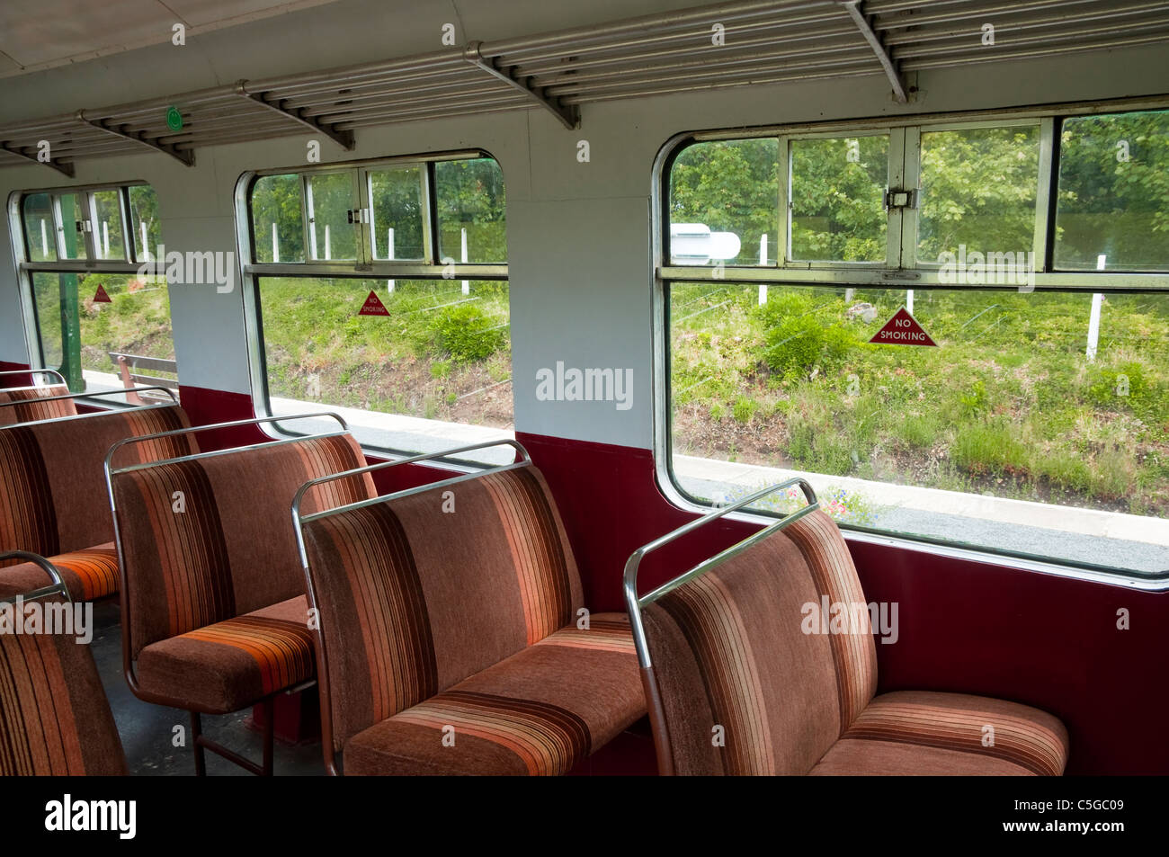 Interno di una vecchia stazione ferroviaria / carrello, costruita nel 1955, che è stato restaurato come parte di una stazione di progetto di restauro. Regno Unito Foto Stock